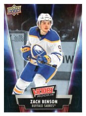 hokejová kartička 2023-24 UD National Card Day V-16 Victory Rookie Zach Benson Buffalo Sabres