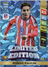 Limitovaná kartička Panini FIFA 365 2025 Adrenalyn XL Alexander Bah Rodrigo Riquelme Atletico Madrid